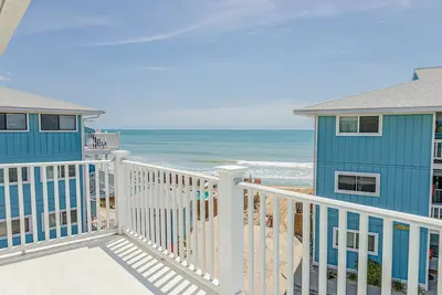 Image de Beautiful beachfront condo with a view, pool, WiFi, central Ac & washer/dryer
