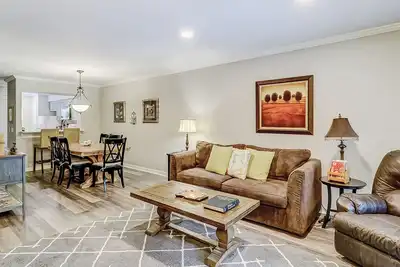 Image de Well-appointed home with path to the beach, pool, private washer/dryer & Ac
