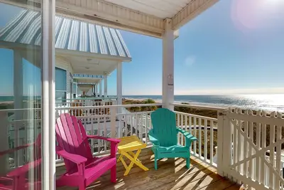 Image de Three-story beachfront retreat with a Gulf view, game room, washer\/dryer & Ac