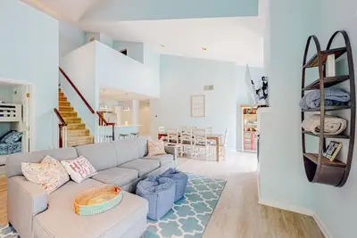 Image de Sea Colony condo w/ beach access, pools, tennis, gym, fast WiFi, central Ac, W/D
