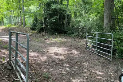 Image de Private mountain home with 5 acres recently remodeled.