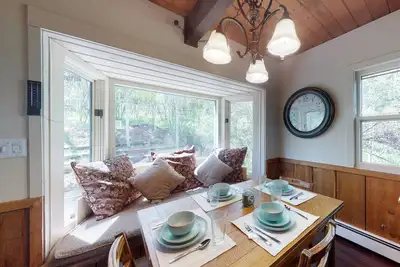 Image de Quiet mountain-view condo with patio, fireplace & grill - walk to Vail bus