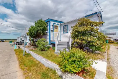Image de Updated 1930s cottage with great deck - 2 blocks to beach, dining & shopping