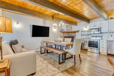 Image de Serene condo with skiing, fireplace, mountainview, & washer/dryer