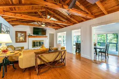 Image de Modern lake-front home with dock, furnished deck, pool, tennis & fast WiFi