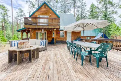 Image de Rustic cabin in the woods - private W/D, fireplace, deck & game room