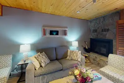 Image de Fireplace | WiFi | Close to Lifts | Windchimes 212