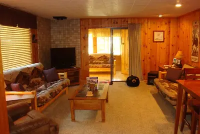 Image de Yellowstone Cabins sauvages, Cabin in Town - Promotions d'hiver