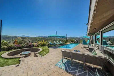 Image de Lakeside Hilltop Retreat
