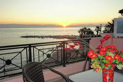 Image de Galini Sea Apartment 2 à la plage avec Wi-Fi, A/C & Jardin