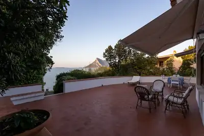 Image de Villa Fannia, avec accès direct à la plage et jardin privé en bord de mer