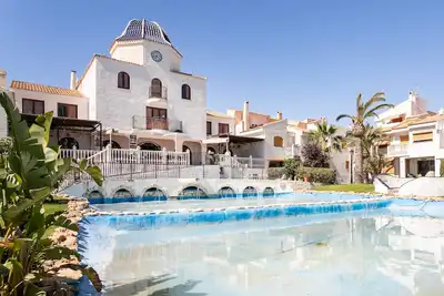 Image de Maison de vacances 'Bungalow Urb Costa Hispania' près de la plage avec piscine partagée & Wi-Fi