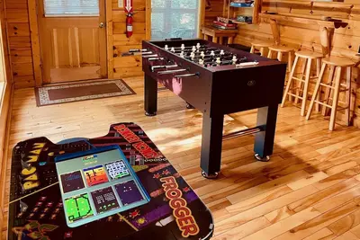Image de Dog friendly 2br log cabin- hot tub & game room located in between GBurg & Pf!