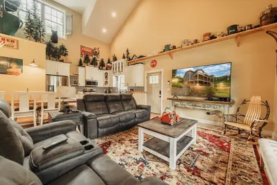 Image de Location! 1/2 mile to downtown, 5 bdrs & hot tub