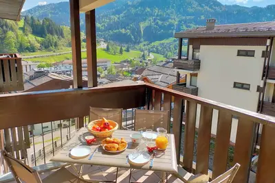 Image de Centre du village avec balcon, vue et parking