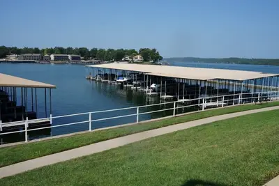 Image de Walk-in Condo! Enjoy The Lake Life, 3b/2b Sleeps 9, 2 Pools, Boat Slip & Beach!