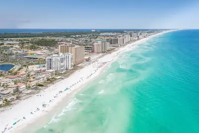 Image de \"Breakers East 904\"-Gulf Front Spacious 2 Br/2ba Beach setup included