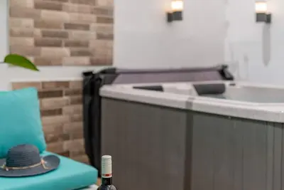 Image de Luxury apartment with private jacuzzi around the beach