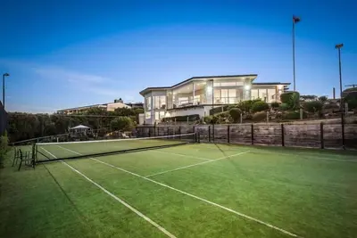 Image de Amid beautiful garden surrounds, a luxurious family residence (sleeps 14-16)