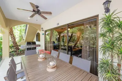 Image de Ground-floor condo with lanai, grill, fast WiFi, & on-site pool - walk to beach