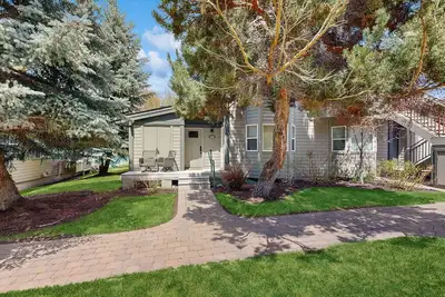 Image de Lovely home with mountainview, fireplace, tennis, skiing, & washer/dryer