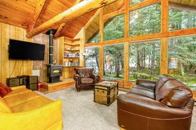 Image de Rustic mountain cabin with wood stove, spacious deck, private W/D