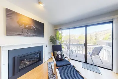 Image de 2nd-floor condo with mountain views, gas fireplace & washer/dryer