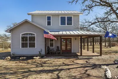 Image de Das Bauernhaus- Modern Farmhouse is 1 of 3 homes spread across 17 acres