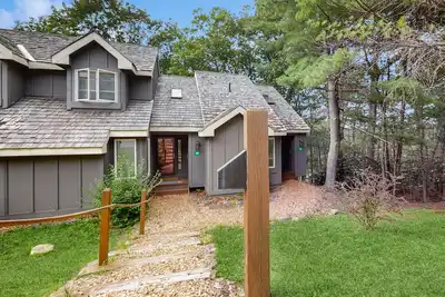 Image de Treetop condo near golf + skiing with deck, grill, fireplace, & washer/dryer