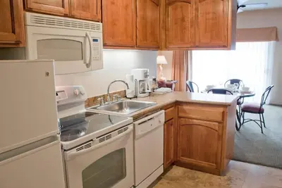 Image de Superb Location! Two Convenient Units with Kitchen, Pool, Free Parking