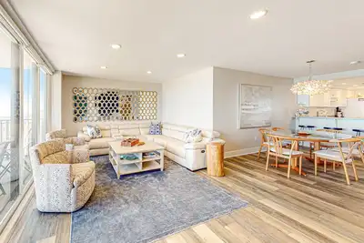 Image de Stunning beachfront condo with pool, sauna, balcony, W/D