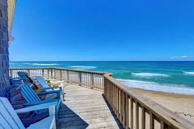 Image de 6 Bed Oceanfront Home in Obx w/ Hot Tub!