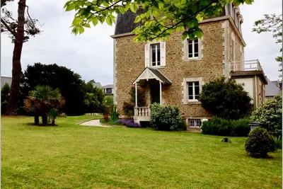 Image de Maison de famille entourée d'un grand jardin clos, près de la plage