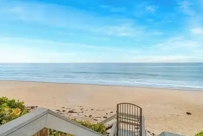 Image de Remodeled 3 bedroom condo, only 100 feet from the sandy private beach. Sleeps 10