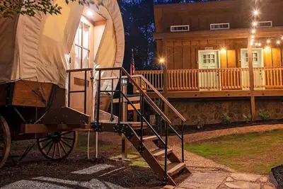Image de The Pioneer | Real Covered Wagon | King Bed & Bunk