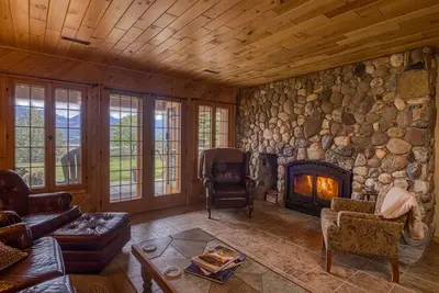 Image de Pine Ridge | Log Home w/ Lake View & Backyard