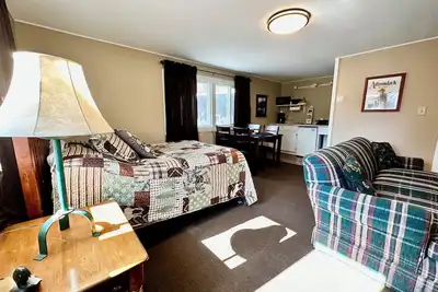 Image de Spacious Studio with Kitchenette, Sitting Area and Full Bath!