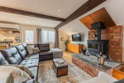 Image de Blue Mountains Cottage sur une rue calme - Bain à remous et sauna - \/ mo 4 3k $ mo ski location