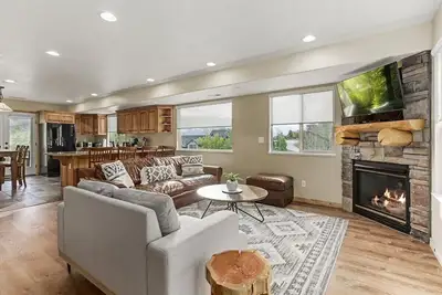 Image de 3 Bedroom End Unit with Natural light and Mountain views