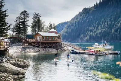 Image de Cabines privées sur l'île à distance dans Scenic Cove. Kayak!