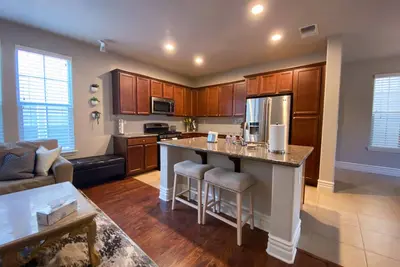 Image de Modern, Bright Home with Spacious Master Suite