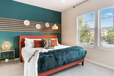 Image de King Bed /Pool +Free Parking/Pool/Gym/Fast Wi-Fi