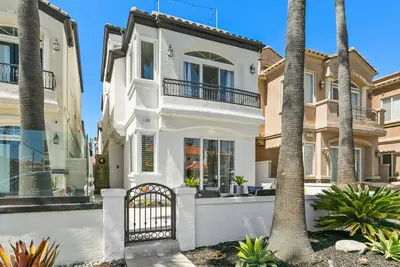 Image de Model perfect beach getaway less than 1 block to the ocean!