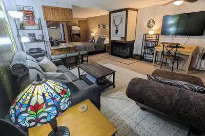 Image de Spacious Studio Sleeps 4, 3 min Walk 2 Slopes, Bike-friendly Window Ac in summer