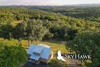 Image de Stunning New Home at Sky Hawk Ridge, a 185-Acre Refuge One Mile to Buffalo River