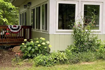 Image de Spacious Lakeside cabin on rural Illinois farm-20 minutes from Terre Haute