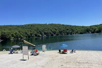Image de Cozy log lake cottage (Sleeps 6), No pet fee.