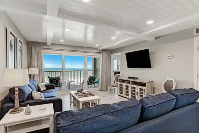 Image de Fully Renovated oceanfront getaway with a modern coastal feel and amazing ocean views!