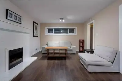 Image de Cozy 2 Bedroom Lower Suite with large Garden and Backyard For Family