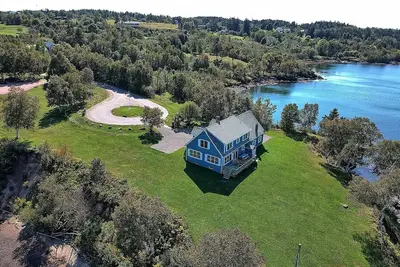 Image de Wow! Private 3acre Oceanfront Home, whales, eagles, walkable to village/Dog Island